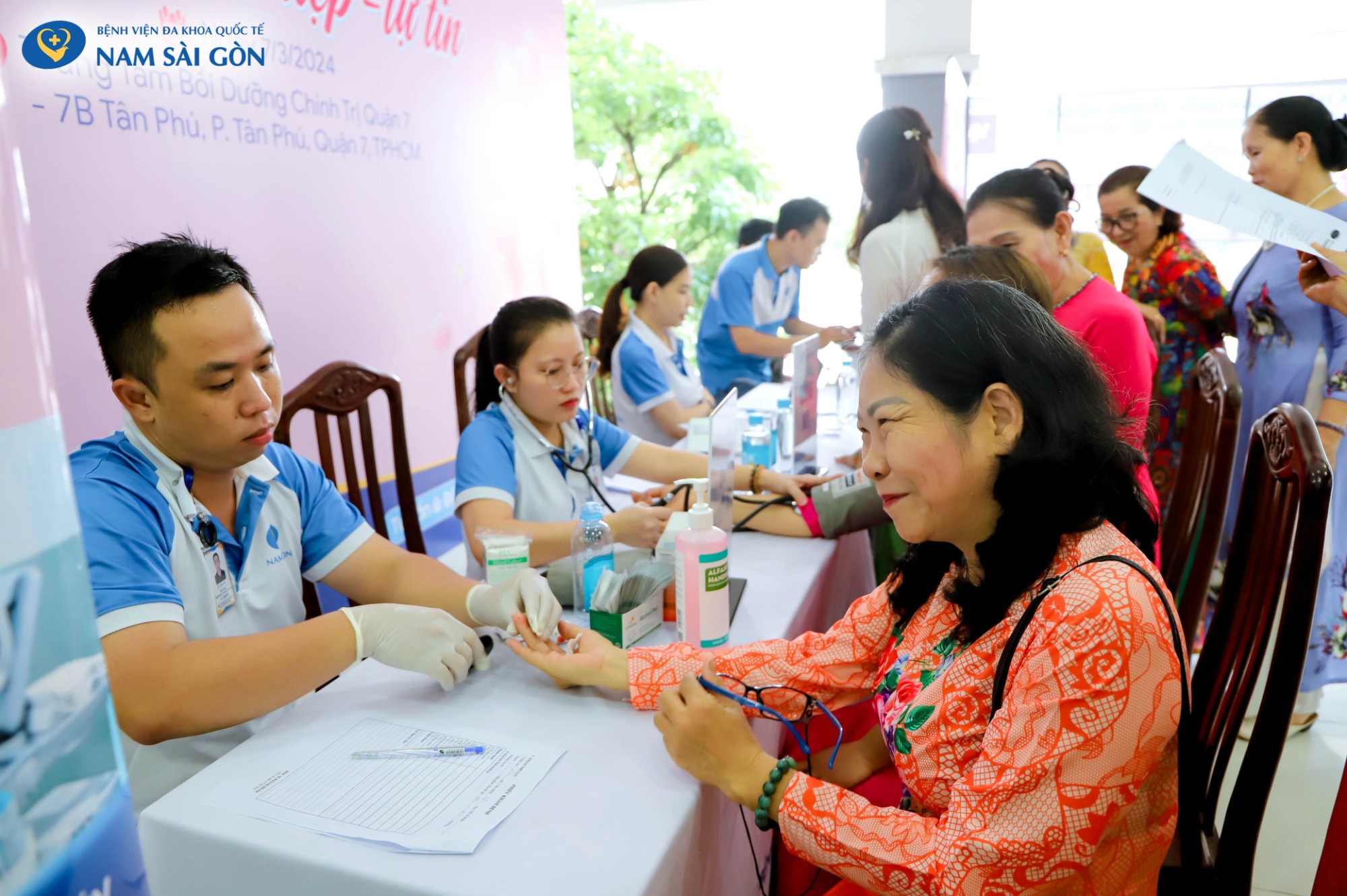 CHƯƠNG TRÌNH KHÁM VÀ TƯ VẤN SỨC KHỎE MIỄN PHÍ CHO HƠN 300 HỘI VIÊN PHỤ NỮ QUẬN 7