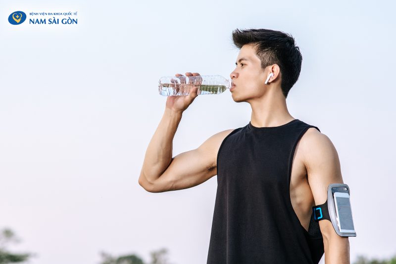 Nước đóng vai trò quan trọng trong việc làm sạch đường tiết niệu