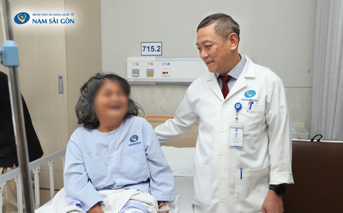 KHỚP GỐI BIẾN DẠNG DO DÙNG CORTICOID