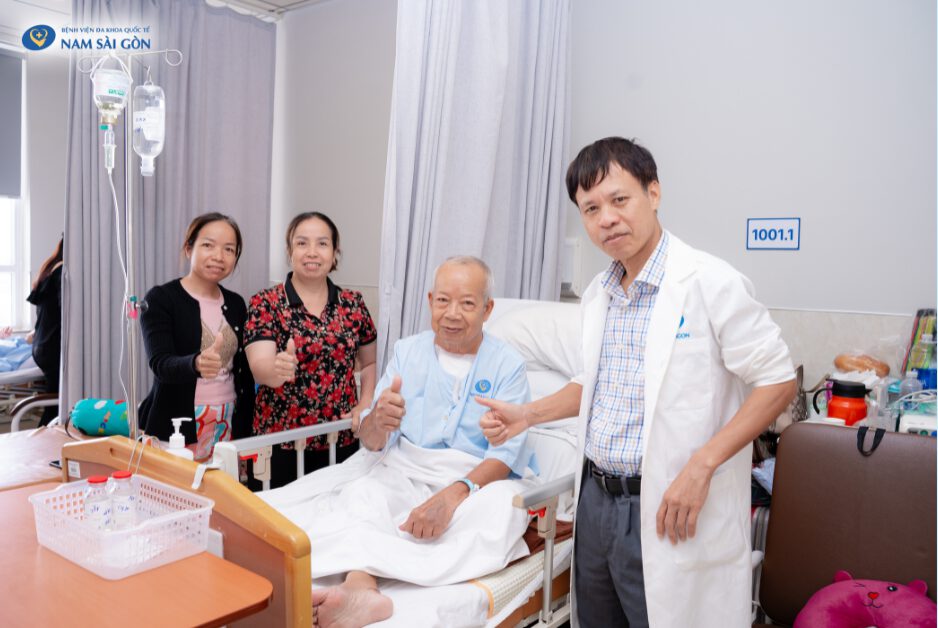 CA BỆNH HIẾM GẶP: CẮT BỎ KHỐI U KHỔNG LỒ “ÔM TRỌN” KHÍ QUẢN – GIẢI PHÓNG ĐƯỜNG THỞ CHO CỤ ÔNG 75 TUỔI